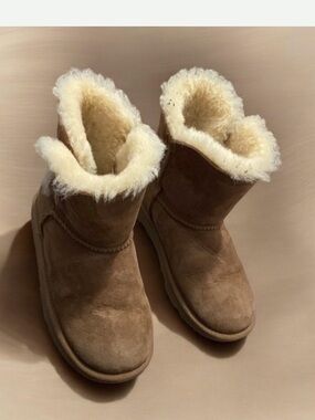 UGG Bailey Button Up  Ankle Boots Size 2US